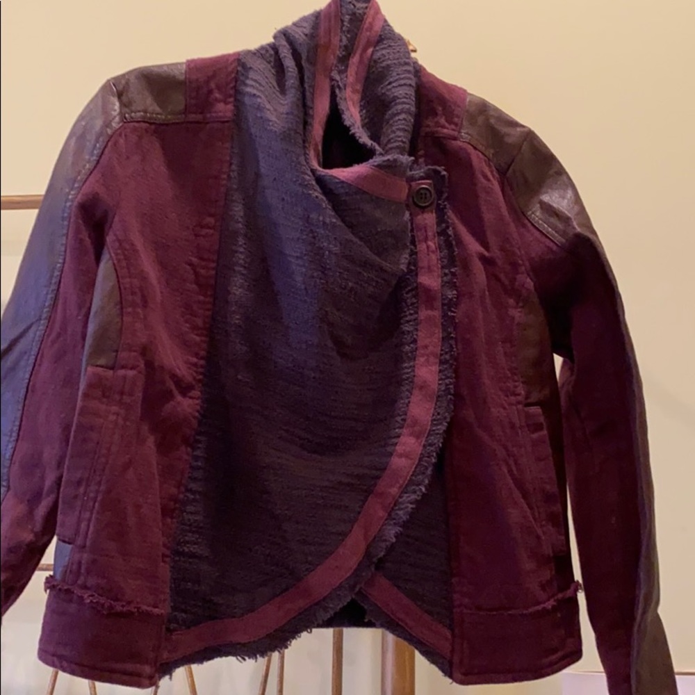 Jacket / maroon in color